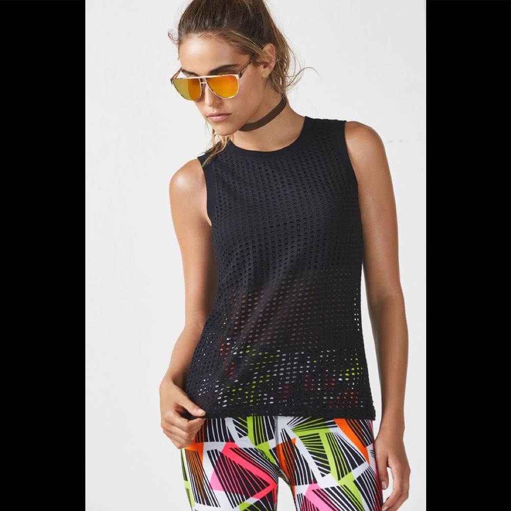 Fabletics crop mixed mesh top! 🖤✨